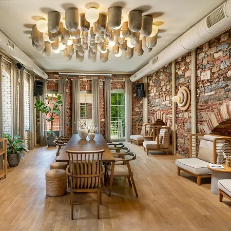 Ecole St. Pierre Hotel 4*