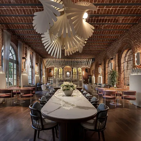 Ecole St. Pierre Hotel 4*