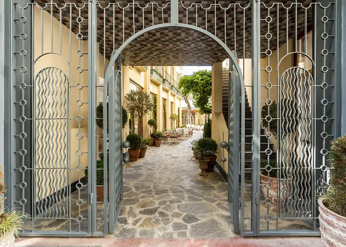 Отель Ecole St. Pierre