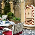 Ecole St. Pierre Hotel 3*