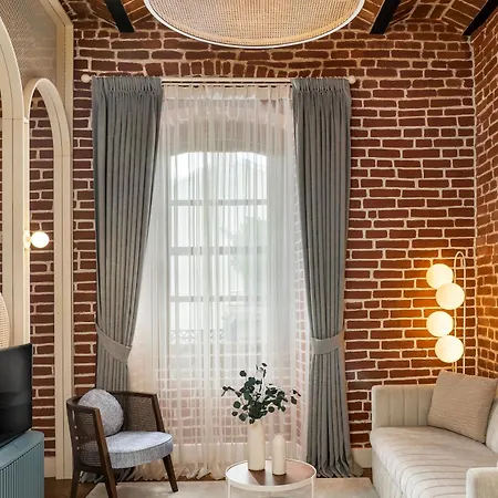 Ecole St. Pierre Hotel 4*