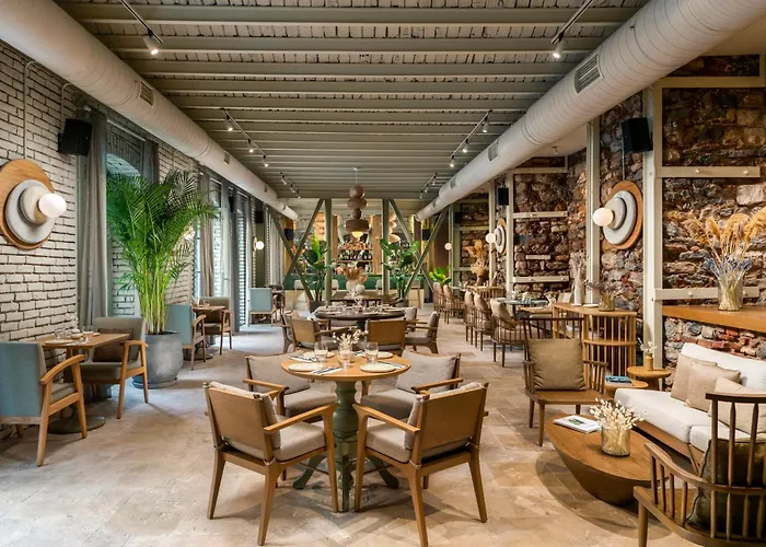 Отель Ecole St. Pierre 3*