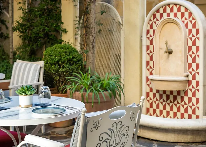 Ecole St. Pierre Hotel 3*