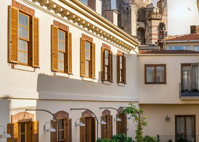 Отель Ecole St. Pierre 3*