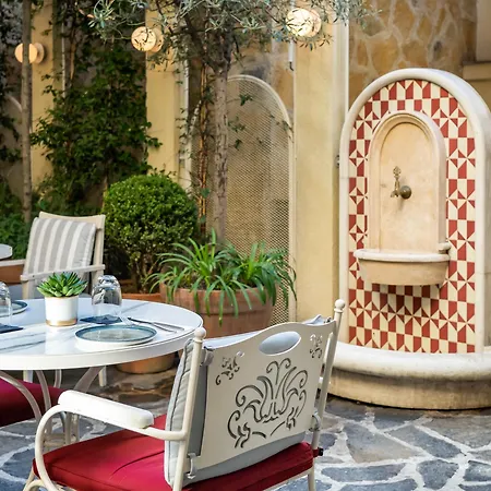 Ecole St. Pierre Hotell 4*